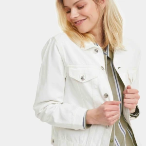  - Vit jeansjacka från bikbok