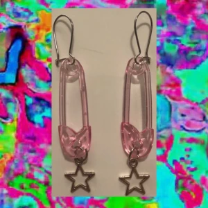 Helt unika rosa örhängen🧷🧷 - Jättefina örhängen i rosa med en liten stjärna i metall som hänger. (Finns i olika färger som t ex, Lila, Blå, Grön och gul!!!)swipea för o se det lila!!💕frakt 11kr⚠️Nickelfria⚠️