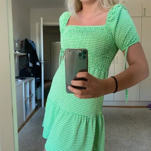 Rutig klänning - Slutsåld rutig klänning. Använd endast en gång. Färgen är mycket starkare i verkligheten