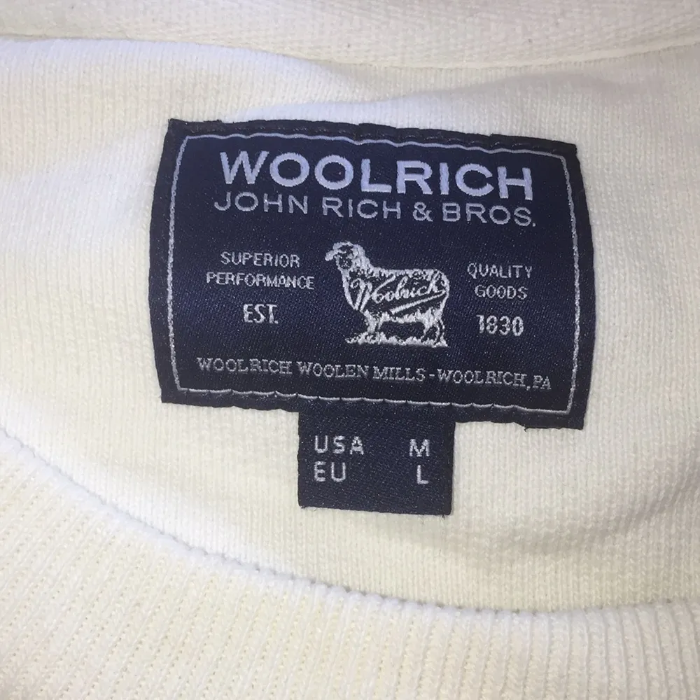 Woolrich sweatshirt storlek L sitter mer som en M, den är unisex och köpte den i london för 2800kr. Hoodies.