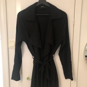 Kappa - Kappa från Bikbok som bara är använd ett fåtal gånger💖 Tunnare i tyget vilket passar bra till sommaren och våren!! Kort modell