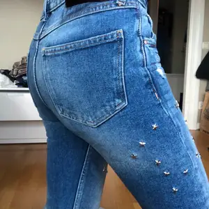 Blå jeans med ”nitar” formade som stjärnor. Från Zara i storlek XS! 