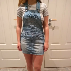 Jättesöt hängslekjol - Världens sötaste hängslekjol köpt second hand. Jag önskar verkligen att jag kunde ha den men den kommer inte till användning då den är för kort för mig. Jag skulle säga att det är en xs-s på grund av att den är väldigt kort. 