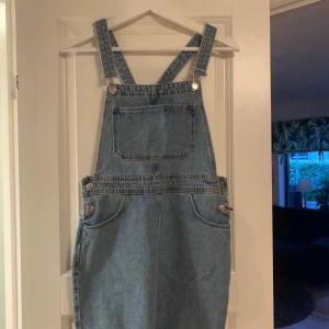 Zara stl XS - Helt ny jeansklänning från zara (pris lappen sitter kvar) stl xs 