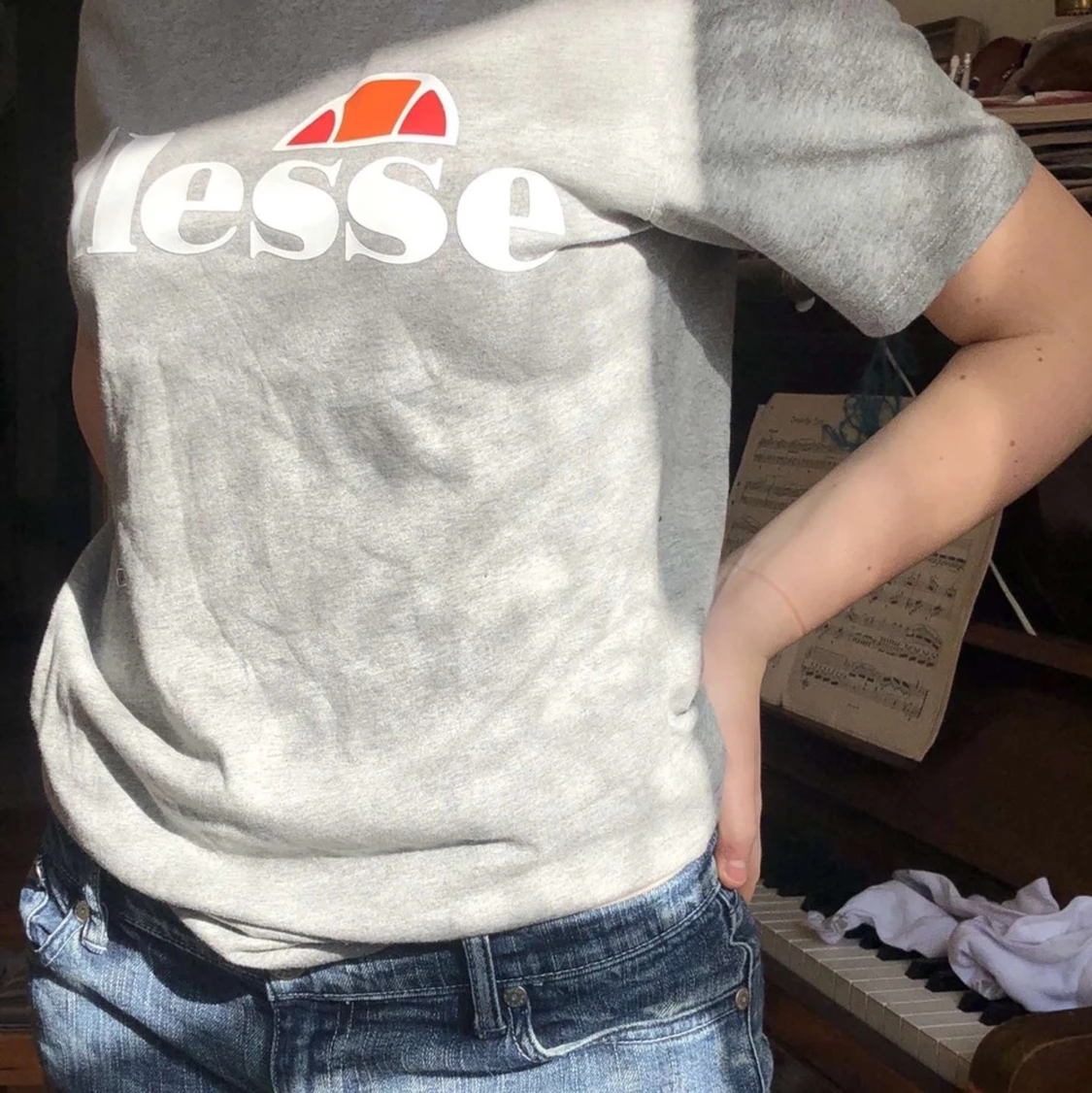 En grå ellese tröja  - 91