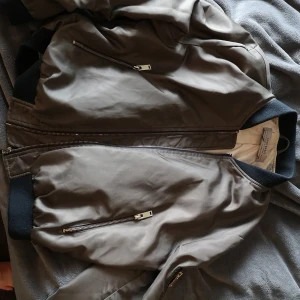 Bomerjacka - Bomerjacka i grönt. Älskar denna. Supercool stil med dragkedjor as detaljer. Passformen är superskön. 