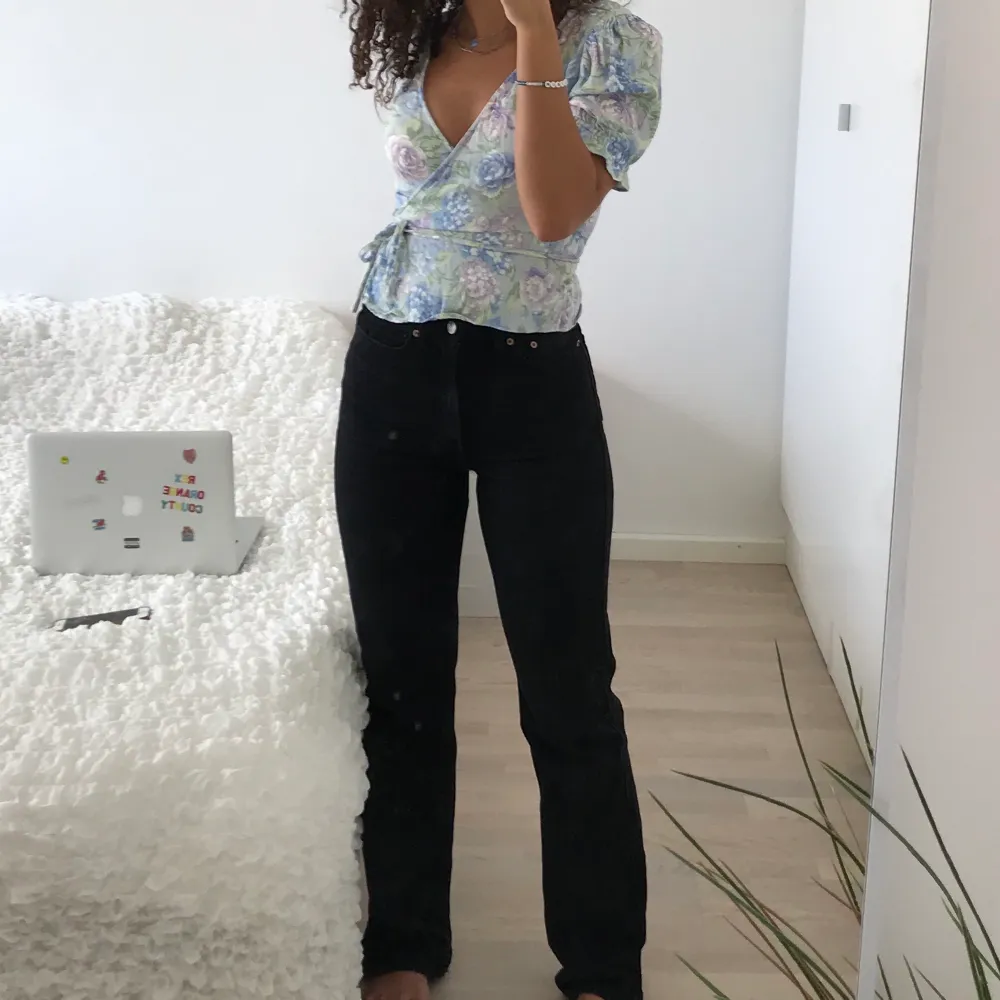 Säljer dessa jeans i modellen Rowe från Weekday! Tyvärr e de för långa för mig :( Jag är 164 cm!. Jeans & Byxor.