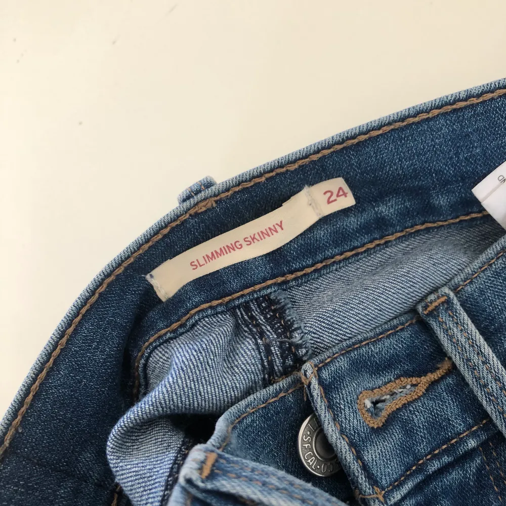 Fräscha blå tajtare jeans från Levi’s. Använda ett antal gånger men ändå i helt nytt skick! Passar till allt men har tyvärr inte kommit till användning. Säljs pga. Lite för långa för mig som är ca 1.60. Pris kan diskuteras!!. Jeans & Byxor.