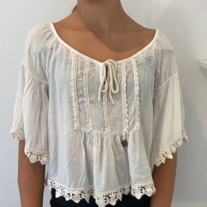 Tröja ifrån Chelsea  - Snygg topp ifrån Chelsea i Göteborg. Använd fåtal gånger så väldigt bra i form. Frakt 37kr🤍🤍