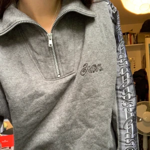 Asics sweatshirt  - Fin asics tröja jag köpt second hand. Oklar storlek men hyfsat stor på mig som är xs/s. Jag skulle säga storlek M