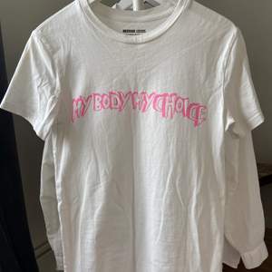 En jättecool t- shirt från weekday, storemade. Med trycket ”My body my choice”. Sparsamt använd o ser ut som ny! 💖💖 tröjan säger XS men skulle säga att den även passar S! Priset är ink frakt