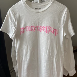 Vit t- shirt med tryck  - En jättecool t- shirt från weekday, storemade. Med trycket ”My body my choice”. Sparsamt använd o ser ut som ny! 💖💖 tröjan säger XS men skulle säga att den även passar S! Priset är ink frakt
