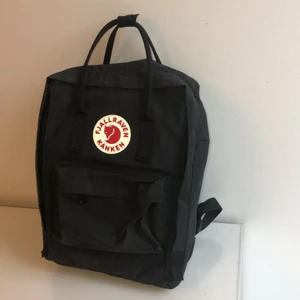 Fjällräven kånken, svart - Är i bra skick. Köpt från naturkompaniet år 2019. Köparen står för frakten, 30kr.