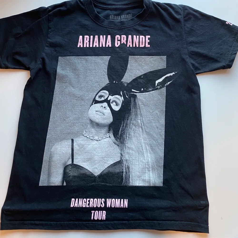 Har nästan aldrig använt denna, köpte den på Ariana Grandes konsert 2017 i Friends Arena. Originalpriset var 350 kr men jag säljer den för 200 inkl frakt 💕 Storleken är XS. T-shirts.