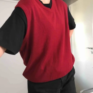  - En röd oversized väst I storlek L i ety väldigt skönt material samt är i ett väldigt bra skick! 