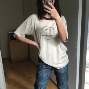 levis  - beige levis t-shirt🥰 står ingen storlek men typ  oversized S/M