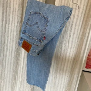 Levi’s jeans - Jättebra skick, knappt använda! Köpta på Carlings. 2a bilden är lånad men samma modell. 88kr frakt tillkommer💙  är ca 170!