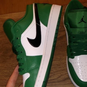 Nike Jordan 1 low pine green - Helt oanvända! Bara testat! Pga för små!