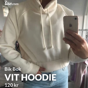 Vit hoodie - Inte min bild men skriv så skickar jag bilder på den! 