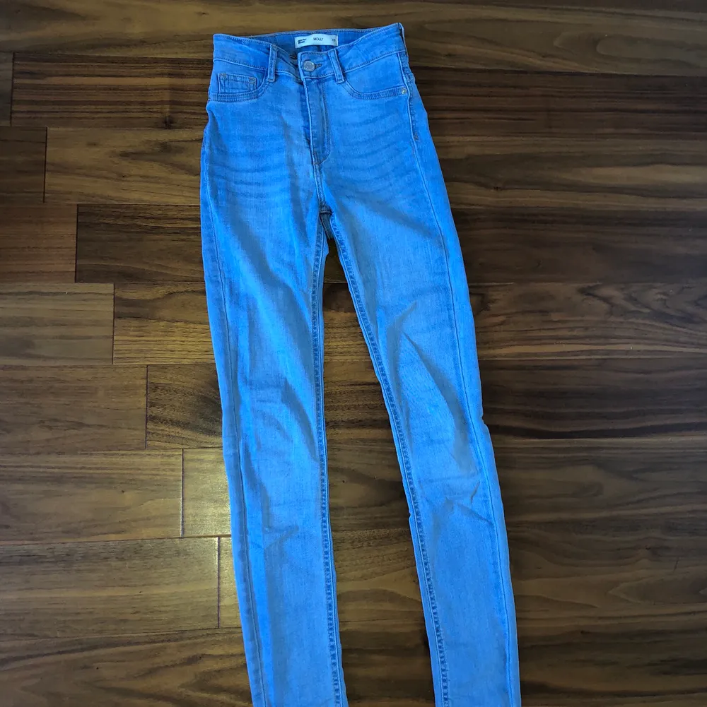 Blåa högmidjade Molly jeans från Gina, säljs pga ingen användning.💙. Jeans & Byxor.