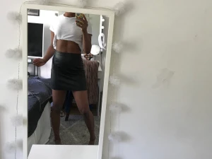 Skin kjol h&m  - Denna suuuuuuper snygga kjolen säljer jag för 100;-🖤🖤