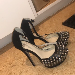 Höga skor  - Svarta skor med nitar 14cm höga 4cm framme 