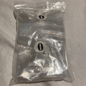 Lösnaglar  - Tippar i 9 små påsar. Varje påse innehåller olika storlekar från 0 till 9. Aldrig använda nypris 100kr. Säljer för 50 + frakten på 11kr.