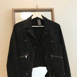 Söt sommar/vår  jacka XS - Super fin jacka jeans material croppad passar xs, från märket Nolita, tyvärr blivit för liten för mig.. säljes för 250kr
