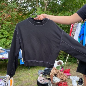 Svart tröja  -  Storlek: Pris: 100kr Frakt: s  Hör av dig om du är intresserad eller har några frågor kram💞💞
