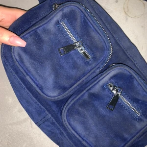 Noella väska - då min super fina blåa noella väska aldrig kommer till användning mer så har jag valt att sälja den 🦋🦋 något slitet! frakt tillkommer