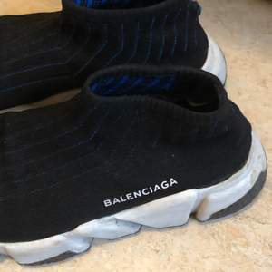 Balenciaga speed stl 38. Dom här skorna har sett bättre dagar. Spillt lite färg på och sånt. Köpt från NK, kvitto finns kvar. Köpte dom 2018.