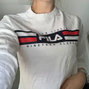 Fila white crew neck long sleeve shirt, with fila details on the front. Sleeves have a detail at the bottom! Bought for 620 selling for 300