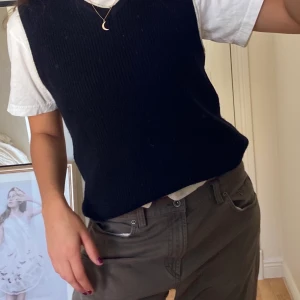 Stickad väst - Svart stickad väst med vita kanter, lite nopprig. Passar en s, då sitter den lite oversized. Frakt tillkommer ❣️