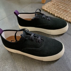 Eytys mother suede - Svarta eytys i mocka. Modellen heter mother. Använda en gång utomhus. Visningaex och därför lite solblekta. Du får med boxen, vita skosnören samt en dustbag. Helt fläckfria!