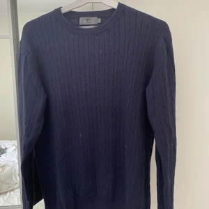 Marinblå kabelstickad tröja - Köpt på dressman, säljs pga ej använder längre