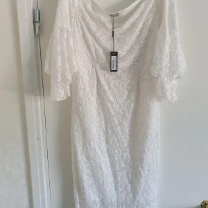Off Shoulder spetsklänning - Off SHOULDER spetsklänning i storlek L/XL (stretchigt material). I sista bilden går det att se hur den ser ut på då det är samma modell. Har aldrig använt den och prislappen är kvar på. 