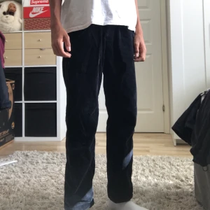 Tommy Hilfiger Manchester byxor  - Mörkt blåa (nästan svarta) Manchester byxor från Tommy hilfiger, lite bredare modell. Säljer då de är för små för mig. Pris kan diskuteras, budgivning om fler är intresserade, frakt tilliommer