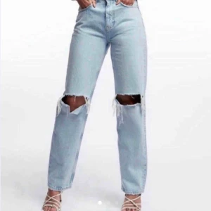  - Slutsålda jeans från Gina tricot som tyvärr inte passade mig! Har endast testat dem annars är de helt nya. Inköpta för 600 så budet börjar på 500. Öka minst 20kr för varje bud!