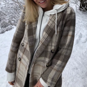 Beige kappa, strl 34 - Snygg beige kappa från H&m. Storlek 34 men är lite oversized så passar även en 36. Fungerar som både vinterkappa och till våren. Jag har använt den till båda! Främst till vår/ höst då den är relativt tunn. 🥰🥰 Buda från 200kr i kommentarerna. Högsta bud: 