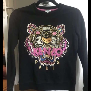 Kenzo - Kenzo långarmad storlek XS fint skick   500kr sen kenzo t-shirt storlek s bra skick 800kr kan bytas ENDAST om jag får post bevis på det jag byter mot och att det är trovärdigt 