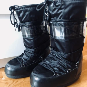 MOON BOOTS  - Svarta moon boots i gott skick! 