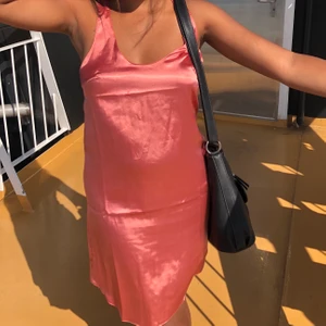 Klänning i satin - Klänning från Nelly som endast kom till användning en gång :( köpare står för frakt! 44kr❤️