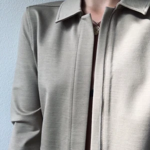 Kappa - Höst/vårkappa med dragkedja i 70% ull från ARKET. Färgen var svår att fånga men den är greige. Endast provad med saknar skärpet. 