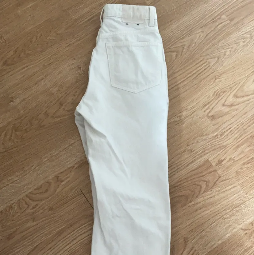 Ett par vita jeans i modellen ROW från weekday, storlek 24/30. Byxorna är i en rak modell och passar som en xs:) Frakt tillkommer💕. Jeans & Byxor.