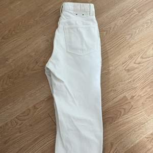 Ett par vita jeans i modellen ROW från weekday, storlek 24/30. Byxorna är i en rak modell och passar som en xs:) Frakt tillkommer💕