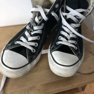 Converse svarta med högt skaft strl.39,5 - Converse svarta med högt skaft strl.39,5. För stora för mig så använda nån gång bara så är som nya! 