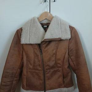 Läderjacka med teddy, XS - Tjock varm läderjacka/skinnjacka med teddy. Fickor framtill. Använd ett fåtal gånger, fint skick! Går att använda som vinterjacka. 