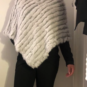 Päls poncho miinto - Säljer min päls poncho från miinto orginal pris 540. Används tyvärr inte längre. Äkta kanin päls som är borsta av och tillverkat på bra sätt utan skada djur.