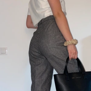 Dogtooth mönstrade byxor - Super snygga och trendiga dogtooth mönstrade byxor som jag thriftade för ca ett år sedan men jag har aldrig använt dem. Bra kvalle och de har inga skavanker🦋✨ 