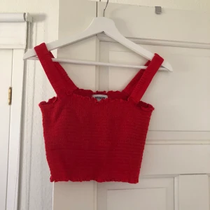 Röd topp från Weekday - Superfin röd topp från weekday! Sitter fint i passform och endast använd ett fåtal gånger🦋